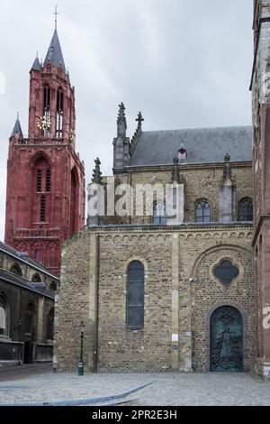 Berühmte Gebäude in der Stadt Maastricht, Niederlande - die gotische Kirche des Heiligen Johannes (roter Turm) und die beeindruckende Basilika des Heiligen Servatius Stockfoto