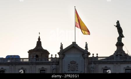 Blick auf die Kuppel der Basilika unserer Frau der Barmherzigkeit, eine barocke Kirche in Barcelona, von der Strandpromenade Stockfoto