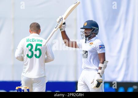 Galle, Sri Lanka. 26. April 2023 Nishan Madushka von Sri Lanka feiert sein halbes Jahrhundert am 3. Tag des 2. Cricket-Tests zwischen Sri Lanka und Irland im Galle International Cricket Stadium in Galle am 26. April 2023. Viraj Kothalwala/Alamy Live News Stockfoto