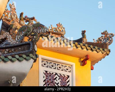 Dachdetails des Phap Bao Tempels in Hoi an, Provinz Quang Nam, Vietnam. Die Altstadt von Hoi an ist ein Weltkulturerbe und berühmt für ihre Brunnen PR Stockfoto