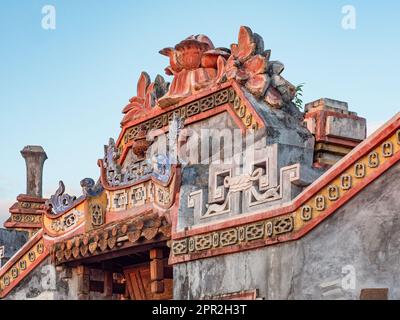 Details zum Ba Mu Tempel in Hoi an, Provinz Quang Nam, Vietnam. Die Altstadt von Hoi an ist ein Weltkulturerbe und berühmt für ihre gut erhaltene Stadt Stockfoto