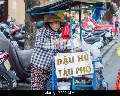 Eine alte Dame, die Nudeln in Hoi an, Provinz Quang Nam, Vietnam verkauft. Die Altstadt von Hoi an ist ein Weltkulturerbe und berühmt für ihre gut erhaltenen Bu Stockfoto