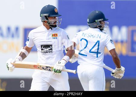 Galle, Sri Lanka. 26. April 2023 Dimuth Karunaratne und Nishan Madushka laufen am 3. Tag des 2. Cricket-Tests zwischen Sri Lanka und Irland im Galle International Cricket Stadium am 26. April 2023 in Galle. Viraj Kothalwala/Alamy Live News Stockfoto