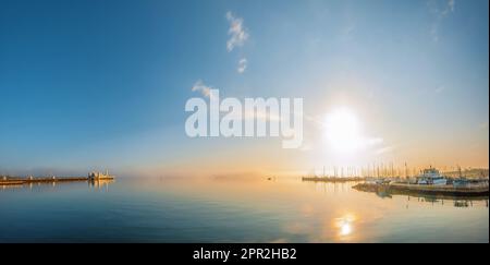 Sonnenaufgang am Eastern Beach, Geelong, Corio Bay, Victoria, Australien mit Cunningham Pier auf der linken Seite und Geelong Yacht Club auf der rechten Seite Stockfoto