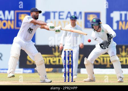 Galle, Sri Lanka. 26. April 2023 Dimuth Karunaratne aus Sri Lanka spielt am 3. Tag des 2. Cricket-Tests zwischen Sri Lanka und Irland im Galle International Cricket Stadium am 26. April 2023 in Galle. Viraj Kothalwala/Alamy Live News Stockfoto