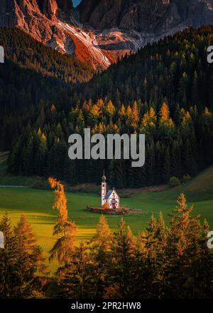 Val Di Funes, Dolomiten, Italien - Sommeruntergang im wunderschönen St. Johann Kirche (Chiesetta di San Giovanni in Ranui) in Südtirol Stockfoto