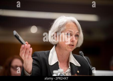 Washington, Usa. 25. April 2023. Feldwebel und Türsteher des US-Senats Karen Gibson erscheint vor einem Senatsausschuss für Mittelzuweisungen, Unterausschuss für die Anhörung der Legislative, um den Haushaltsvoranschlag und die Rechtfertigung für das Geschäftsjahr 2024 für den Feldwebel und die Türsteherin des Senats und die Kapitol-Polizei der Vereinigten Staaten zu prüfen. Im Dirksen Senate Office Building in Washington, DC, USA, Dienstag, 25. April, 2023. Foto: Rod Lamkey/CNP/ABACAPRESS.COM Kredit: Abaca Press/Alamy Live News Stockfoto