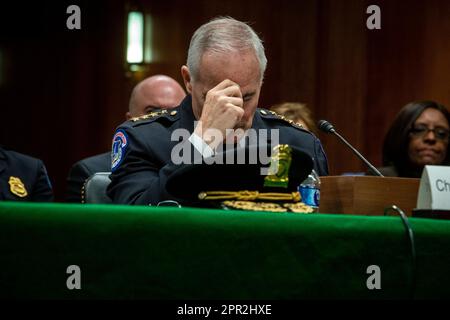 Washington, Usa. 25. April 2023. United States Capitol Police, Chief of Police, J. Thomas Manger erscheint vor einem Senatsausschuss für Mittelzuweisungen, Unterausschuss für die Anhörung der Legislative, um die vorgeschlagenen Haushaltsvoranschläge und die Begründung für das Geschäftsjahr 2024 für den Feldwebel und Türhüter des Senats und die Kapitolpolizei der Vereinigten Staaten zu prüfen. Im Dirksen Senate Office Building in Washington, DC, USA, Dienstag, 25. April, 2023. Foto: Rod Lamkey/CNP/ABACAPRESS.COM Kredit: Abaca Press/Alamy Live News Stockfoto