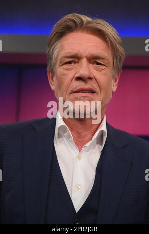 Köln, Deutschland. 25. April 2023. Autor Hajo Schumacher als Gast in der ARD Talkshow " Maischberger ". Kredit: Horst Galuschka/dpa/Horst Galuschka dpa/Alamy Live News Stockfoto