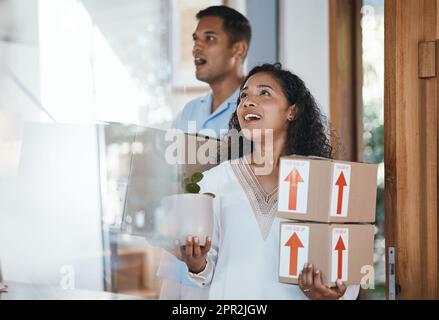 Wow, ein neues Haus oder ein paar Umzugskisten in Immobilieninvestitionen oder Mietwohnungen. Erfolgsziele, erstaunliche oder glückliche Frau mit einem aufgeregten OP Stockfoto