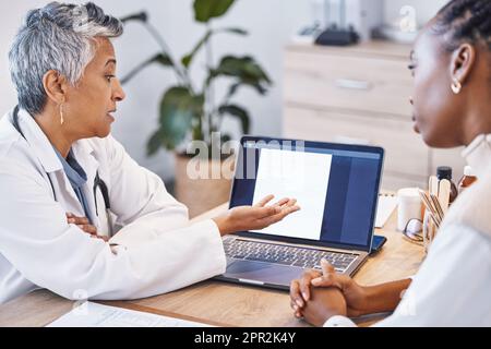 Ergebnisse zeigen, sprechen und einen Arzt mit einer schwarzen Frau für Notizen, Plan und Strategie für Gesundheit. Gespräch, Hilfe und eine reife allgemeinärztin, die mit ihm spricht Stockfoto