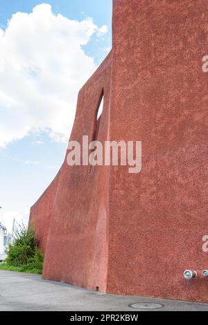 Muttenz, Schweiz - 23. August. 2021: Wasseraufbereitungsanlage in der Nähe von Basel, entworfen von Oppenheim Architecture Europe. Die Fassade wurde eingesprüht Stockfoto