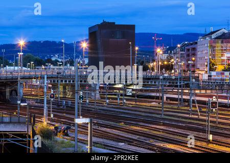 Basel, Schweiz - August 23. 2021: Bahnhof Basel bei Nacht mit der zentralen Signalbox der Schweizerischen Bundesbahn im Hintergrund. Stockfoto