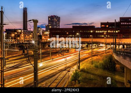 Basel, Schweiz - August 23. 2021 Uhr: Bahnhof Basel bei Nacht, Abfahrt des Zuges auf den Gleisen Stockfoto