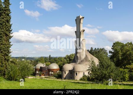 Dornach, Schweiz - August 28. 2021: Das Glashaus und das Heizhaus unter den ersten Gebäuden auf dem Goetheanum Hill. Goetheanum ist das Zentrum Stockfoto