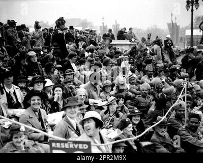 Das Aktenfoto datiert vom 12.05/37, von Soldaten verschiedener Infanterie- und Kavallerieregimenter der Indischen Armee, die zusammen mit Mitgliedern der britischen Öffentlichkeit am Nachmittag der Krönung von König George VI. Und Königin Elizabeth im Queen Victoria Memorial, The Mall, saßen. König Karls III.' Großvater George VI. Wurde nach der Abdankungskrise, die die Monarchie erschütterte, mit seiner Gemahlin Königin Elizabeth gekrönt. Ausgabedatum: Mittwoch, 26. April 2023. Stockfoto