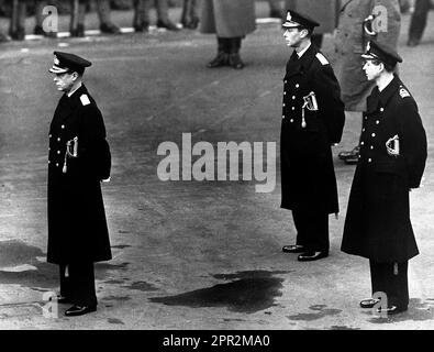 Dossierfoto vom 11.11/36 von König Edward VIII (später Herzog von Windsor), der mit seinen Brüdern, dem Herzog von York (später König George VI.) (Zentrum) und dem Herzog von Kent, an der Gedenkfeier im Cenotaph in Whitehall, London teilnahm. König Karls III.' Großvater George VI. Wurde nach der Abdankungskrise, die die Monarchie erschütterte, mit seiner Gemahlin Königin Elizabeth gekrönt. Ausgabedatum: Mittwoch, 26. April 2023. Stockfoto