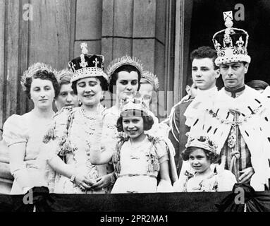 Datei Foto vom 12.05/37 von (von links nach rechts) Königin Elizabeth (später die Königinmutter), Prinzessin Elizabeth, Prinzessin Margaret und König George VI. Nach seiner Krönung auf dem Balkon des Buckingham Palace, London. König Karls III.' Großvater George VI. Wurde nach der Abdankungskrise, die die Monarchie erschütterte, mit seiner Gemahlin Königin Elizabeth gekrönt. Ausgabedatum: Mittwoch, 26. April 2023. Stockfoto