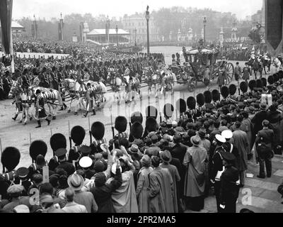 Das Aktenfoto vom 12. Dezember 05/37 des damaligen Herzogs und Herzogin von York in einer Kutsche auf der Mall fährt nach Westminster Abbey, für die Krönungszeremonie, nach der sie König George VI. Und Königin Elizabeth wurden. König Karls III.' Großvater George VI. Wurde nach der Abdankungskrise, die die Monarchie erschütterte, mit seiner Gemahlin Königin Elizabeth gekrönt. Ausgabedatum: Mittwoch, 26. April 2023. Stockfoto