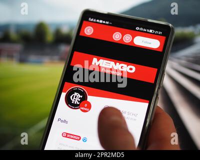 Mai 13. 2023. Ein Fan von Flamengo sieht sich das Token seines Teams MENGO auf der Socios App an, die $MENGO-Marktkapitalisierung des Rio de Janeiro nft auf einem Bildschirm. Stockfoto