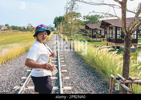 KANCHANABURI -THAILAND, MÄRZ 30 ,2023 : Unbekannte Touristen kommen zu Besuch und machen Fotos mit einem Restaurant und Café mit einem wunderschönen Garten Stockfoto