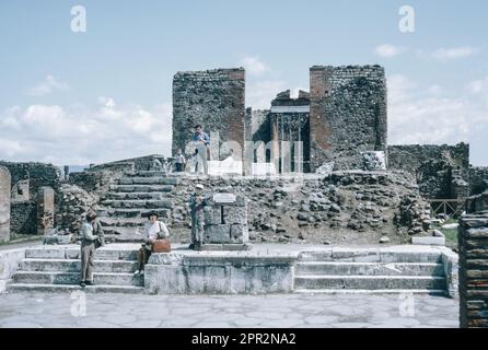 Tempel Fortuna Augusta. Archivscan der Ruinen der Gemeinde Pompeji, zerstört durch den Ausbruch des Vesuv im Jahre 79 v. Chr. Archivscan von einer Dia. Mai 1968. Stockfoto