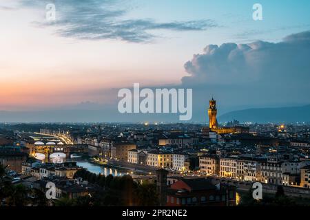 Blick von oben auf den Alten Palast im Rathausturm von Florenz vom Architekten Arnolfo di Cambio in einem warmen Sommer am späten Abend mit Blick auf die Brücke über die Stockfoto