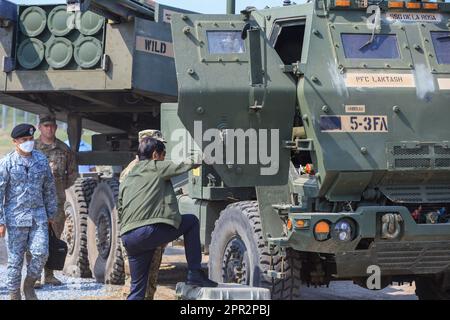 San Miguel, Zambales, Die Philippinen. 26. April 2023. Der philippinische Präsident BONGBONG MARCOS besteigt einen HIMARS-Mehrfach-Raketenwerfer auf einem Marinestützpunkt während der kombinierten Joint Littoral Live Fire Übung im Rahmen der Übungen zwischen den USA und den Philippinen in Balikatan, inmitten steigender Spannungen mit China. An der kombinierten Joint Littoral Live Fire Übung sind die US- und philippinischen Streitkräfte beteiligt, die mit dem HIMARS ein Zielschiff versenken und Artillerieschosse abfeuern. (Kreditbild: © Daniel Ceng Shou-Yi/ZUMA Press Wire) NUR REDAKTIONELLE VERWENDUNG! Nicht für den kommerziellen GEBRAUCH! Stockfoto