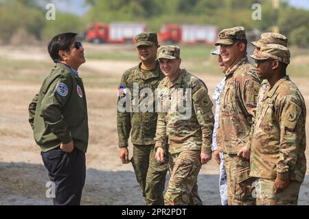 San Miguel, Zambales, Die Philippinen. 26. April 2023. Der philippinische Präsident BONGBONG MARCOS (links) interagiert mit amerikanischen und philippinischen Soldaten auf einem Marinestützpunkt während der kombinierten Joint Littoral Live Fire Übung im Rahmen der Übungen zwischen den USA und den Philippinen in Balikatan, inmitten steigender Spannungen mit China. An der kombinierten Joint Littoral Live Fire Übung sind die US- und philippinischen Streitkräfte beteiligt, die mit dem HIMARS ein Zielschiff versenken und Artillerieschosse abfeuern. (Kreditbild: © Daniel Ceng Shou-Yi/ZUMA Press Wire) NUR REDAKTIONELLE VERWENDUNG! Nicht für den kommerziellen GEBRAUCH! Stockfoto