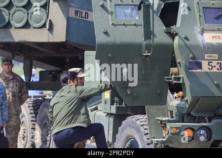 San Miguel, Zambales, Die Philippinen. 26. April 2023. Der philippinische Präsident BONGBONG MARCOS besteigt einen HIMARS-Mehrfach-Raketenwerfer auf einem Marinestützpunkt während der kombinierten Joint Littoral Live Fire Übung im Rahmen der Übungen zwischen den USA und den Philippinen in Balikatan, inmitten steigender Spannungen mit China. An der kombinierten Joint Littoral Live Fire Übung sind die US- und philippinischen Streitkräfte beteiligt, die mit dem HIMARS ein Zielschiff versenken und Artillerieschosse abfeuern. (Kreditbild: © Daniel Ceng Shou-Yi/ZUMA Press Wire) NUR REDAKTIONELLE VERWENDUNG! Nicht für den kommerziellen GEBRAUCH! Stockfoto