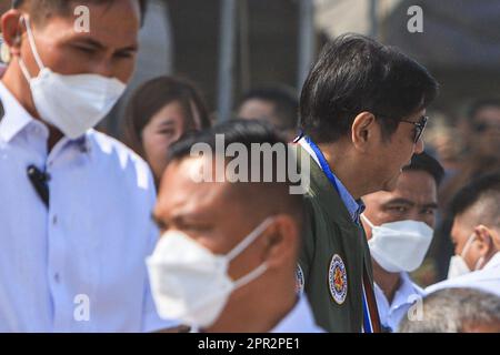 San Miguel, Zambales, Die Philippinen. 26. April 2023. Der philippinische Präsident BONGBONG MARCOS (rechts) trifft während der gemeinsamen Joint Littoral Live Fire Übung im Rahmen der Übungen zwischen den USA und den Philippinen in Balikatan auf einem Marinestützpunkt ein, inmitten steigender Spannungen mit China. An der kombinierten Joint Littoral Live Fire Übung sind die US- und philippinischen Streitkräfte beteiligt, die mit dem HIMARS ein Zielschiff versenken und Artillerieschosse abfeuern. (Kreditbild: © Daniel Ceng Shou-Yi/ZUMA Press Wire) NUR REDAKTIONELLE VERWENDUNG! Nicht für den kommerziellen GEBRAUCH! Stockfoto