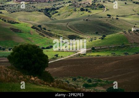 Sonnenlicht und Schatten in einem Tal der Landschaft von Sizilien, Süditalien Stockfoto