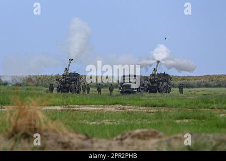 San Miguel, Zambales, Die Philippinen. 26. April 2023. Artilleriewaffen werden von selbstfahrenden Artilleriefahrzeugen auf dem Marinestützpunkt während der kombinierten Joint Littoral Live Fire Übung im Rahmen der Übungen zwischen den USA und den Philippinen in Balikatan abgefeuert, inmitten steigender Spannungen mit China. An der kombinierten Joint Littoral Live Fire Übung sind die US- und philippinischen Streitkräfte beteiligt, die mit dem HIMARS ein Zielschiff versenken und Artillerieschosse abfeuern. (Kreditbild: © Daniel Ceng Shou-Yi/ZUMA Press Wire) NUR REDAKTIONELLE VERWENDUNG! Nicht für den kommerziellen GEBRAUCH! Stockfoto