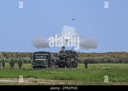 San Miguel, Zambales, Die Philippinen. 26. April 2023. Eine Artilleriewaffe wird von einem selbstfahrenden Artilleriefahrzeug auf dem Marinestützpunkt während der kombinierten Joint Littoral Live Fire Übung im Rahmen der Übungen zwischen den USA und den Philippinen in Balikatan abgefeuert, inmitten steigender Spannungen mit China. An der kombinierten Joint Littoral Live Fire Übung sind die US- und philippinischen Streitkräfte beteiligt, die mit dem HIMARS ein Zielschiff versenken und Artillerieschosse abfeuern. (Kreditbild: © Daniel Ceng Shou-Yi/ZUMA Press Wire) NUR REDAKTIONELLE VERWENDUNG! Nicht für den kommerziellen GEBRAUCH! Stockfoto