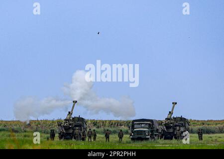 San Miguel, Zambales, Die Philippinen. 26. April 2023. Eine Artilleriewaffe wird von einem selbstfahrenden Artilleriefahrzeug auf dem Marinestützpunkt während der kombinierten Joint Littoral Live Fire Übung im Rahmen der Übungen zwischen den USA und den Philippinen in Balikatan abgefeuert, inmitten steigender Spannungen mit China. An der kombinierten Joint Littoral Live Fire Übung sind die US- und philippinischen Streitkräfte beteiligt, die mit dem HIMARS ein Zielschiff versenken und Artillerieschosse abfeuern. (Kreditbild: © Daniel Ceng Shou-Yi/ZUMA Press Wire) NUR REDAKTIONELLE VERWENDUNG! Nicht für den kommerziellen GEBRAUCH! Stockfoto