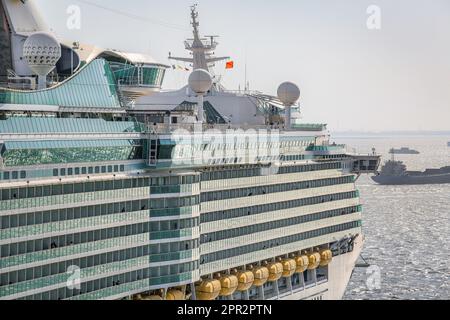 Das Kreuzfahrtschiff „Mariner of the Seas“ verlässt den internationalen Kreuzfahrthafen Wusongkou, Shanghai, China. Royal Caribbean International, chinesische Kreuzfahrten Stockfoto