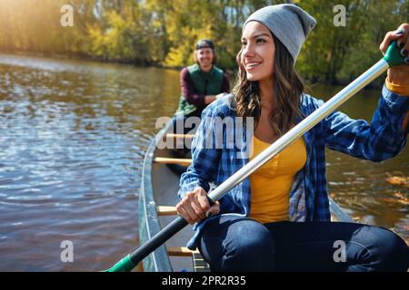 So machen sie das am Wochenende. Ein junges Paar, das eine Kanufahrt auf dem See macht. Stockfoto