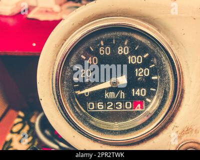 Tachometer zur Geschwindigkeitsmessung an einem Fahrrad. Retro-Heimtrainer. Sport von zu Hause aus in einer Pandemie. Erhaltung der Gesundheit und gute Figur. Stockfoto