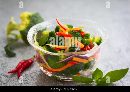 Gedämpftes Gemüse in der Schüssel Stockfoto