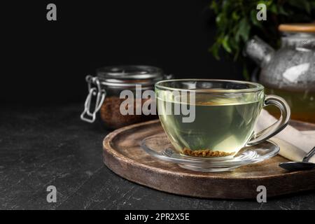 Frisch zubereiteter Buchweizentee auf grauem Tisch, Platz für Text Stockfoto