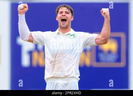 Galle, Sri Lanka. 26. April 2023 Curtis Campher feiert das Wicket von Dimuth Karunaratne am 3. Tag des 2. Cricket-Tests zwischen Sri Lanka und Irland im Galle International Cricket Stadium in Galle am 26. April 2023. Viraj Kothalwala/Alamy Live News Stockfoto