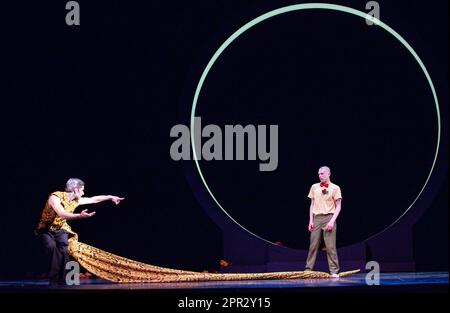 Schwerin, Deutschland. 25. April 2023. Benjamin Wilson (r) als der kleine Prinz und Lorenzo Alberti (l) als die Schlange im Ballett „der kleine Prinz“ im Mecklenburg State Theater. (Foto der Medienprobe vom 04. 25. 2023) die Tanzanpassung des Chefchoreographen Wiest wird am 04. 28. 2023 Premiere haben. Kredit: Jens Büttner/dpa/Alamy Live News Stockfoto