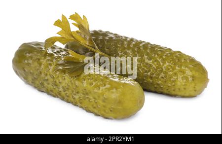 Knusprige eingelegte Gurken und Petersilie auf weißem Hintergrund Stockfoto