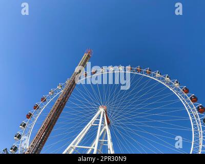 Ein riesiges rundes Karussell, ein Riesenrad für Besichtigungstouren. Beobachtung lokaler Sehenswürdigkeiten von oben. Komfortable, runde Hütten zum Skifahren Stockfoto