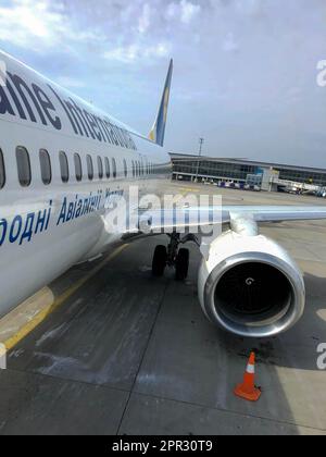 Wunderschönes, schnelles, weißes Jet-Flugzeug der Ukraine-Fluggesellschaften mit Motor und Flügeln auf der Landebahn am Flughafen. Ukraine, Kiew, 17. April 2019. Stockfoto