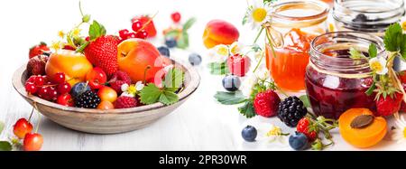 Aprikose, Brombeere, Erdbeermarmelade, frische Beeren und Früchte auf weißem Hintergrund Stockfoto