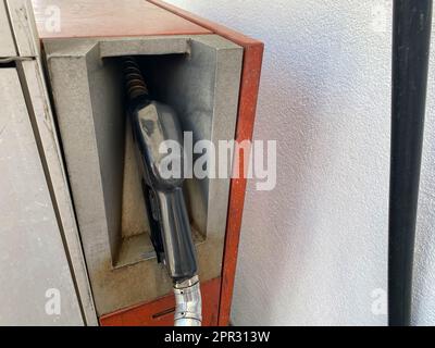 Betankungspistole in der Kraftstoffdosierbuchse. Stockfoto
