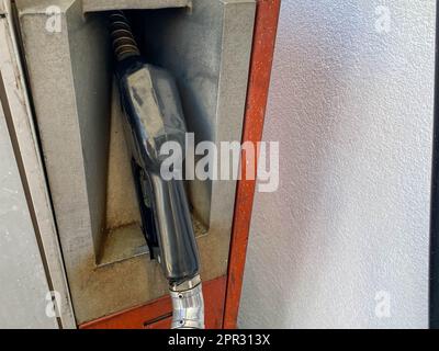 Bunte Kanonen an einer Tankstelle füllen, um ein Auto mit Benzin, Benzin, Diesel zu betanken. Stockfoto