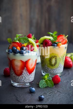 Geschichtete Smoothies für Beeren und Chiasamen Stockfoto