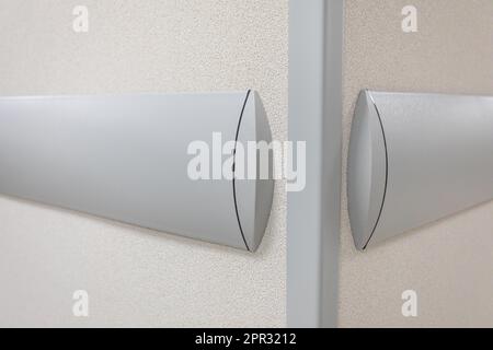An der Korridorwand im Gebäude montierter Stoßfänger. Stockfoto